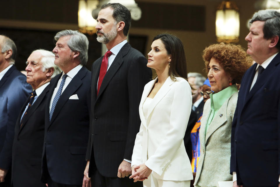 <p>La reina Letizia majestuosa de blanco en el Palacio el Pardo, en Madrid/Getty Images </p>