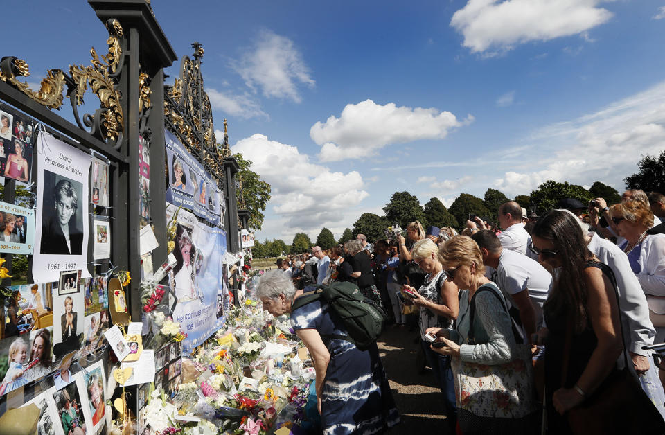 <p>People crowd around the gates of Kensington Palace in London to pay tribute to the late Diana, Princess of Wales, Aug. 31, 2017. (Photo: Kirsty Wigglesworth/AP) </p>