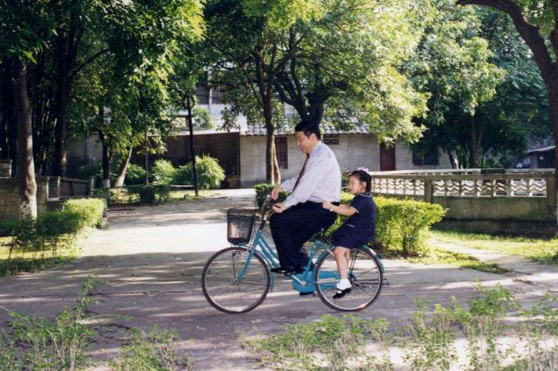 習近平在任職福建省長期間，用腳踏車載著愛女習明澤兜風。（美聯社）