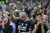 Football - Juventus v Real Madrid - UEFA Champions League Semi Final First Leg - Juventus Stadium, Turin, Italy - 5/5/15 Juventus fans pose before the game Reuters / Stefano Rellandini