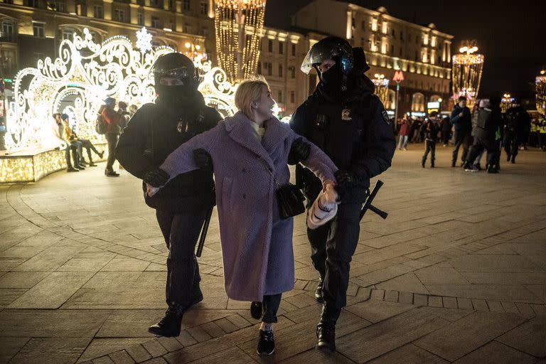 Una mujer detenida en una protesta contra la guerra en Moscú el sábado. Foto: Sergey Ponomarev para The New York Times
