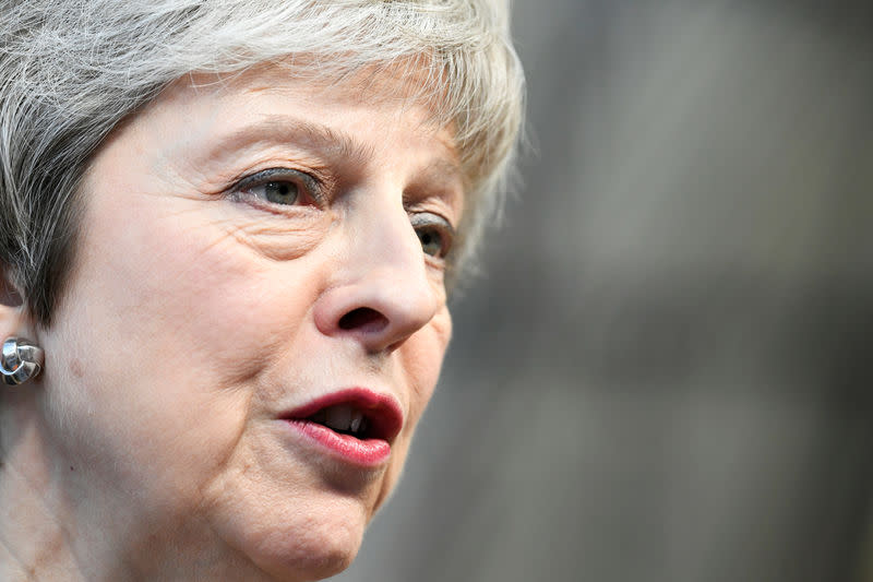 S'exprimant devant les parlementaires britanniques pour la première fois depuis son retour de Bruxelles, Theresa May s'apprête à réaffirmer lundi après-midi son hostilité à tout nouveau référendum sur le Brexit, une initiative qui n'aboutirait selon elle qu'à saper la confiance des Britanniques. /Photo prise le 13 décembre 2018/REUTERS/Piroschka van de Wouw