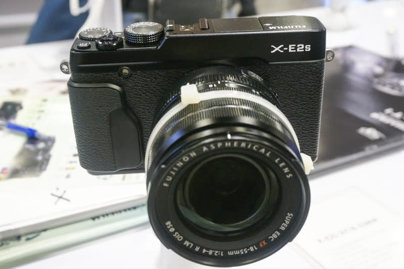 The new Fujifilm X-E2S is one of their star buys at the show, and this 16.3MP ILC with X-Trans CMOS sensor II comes with a free NPW126 battery, cleaning kit, bottom leather case, two free 16GB SD cards, a photo prints voucher and a free Instax Mini 8. It’s going for just $1,599 after the instant cashback.