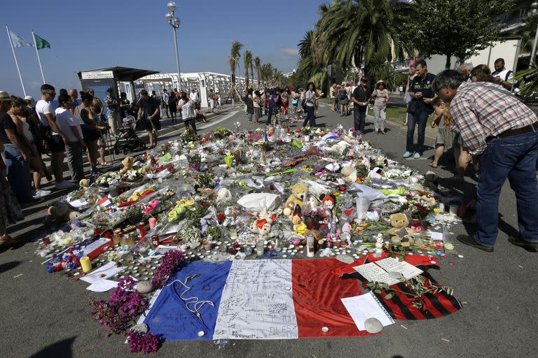 El memorial de flores en homenaje a las víctimas de un ataque terrorista con un camión el lunes 18 de julio de 2016 en Niza (Archivo)