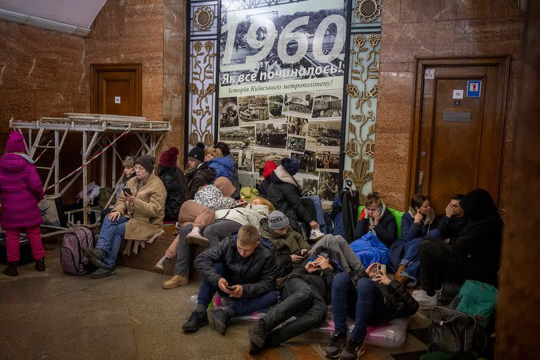 El subte de Kiev es usado como refugio.