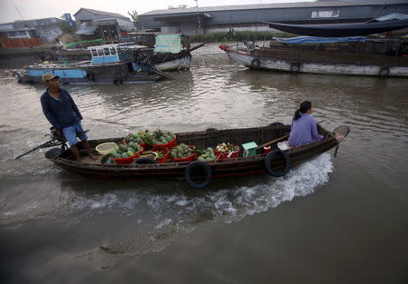 Fruit sellers wait for customers at a floating market on Mekong river in Can Tho city, Vietnam April 2, 2016. REUTERS/Kham
