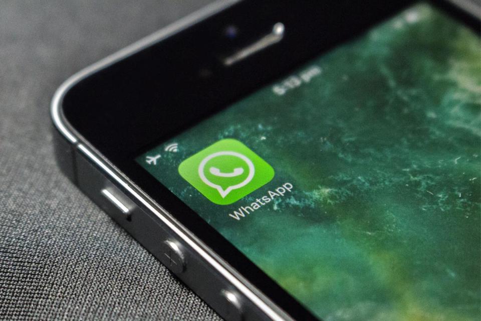 AirDroid outline five easy ways to read a WhatsApp message without opening it. <i>(Image: Canva)</i>