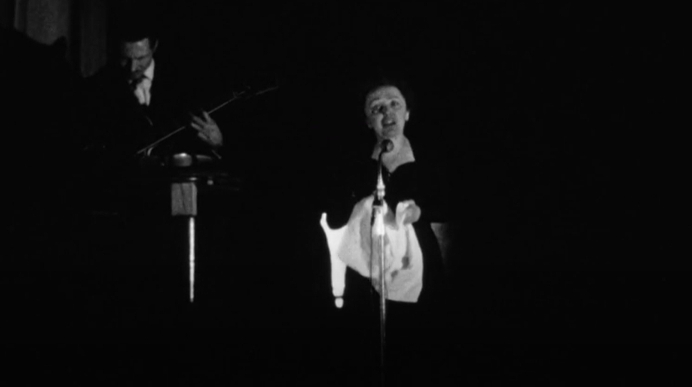 Edith Piaf sur scène en 1959 chante « Les amants d’un jour ». 