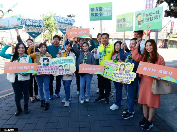 民進黨宜蘭縣立委參選人陳俊宇邀集宜蘭在地新住民到綠九市場拜訪拉票，讓市場顯得熱鬧非凡。（記者董秀雲攝）