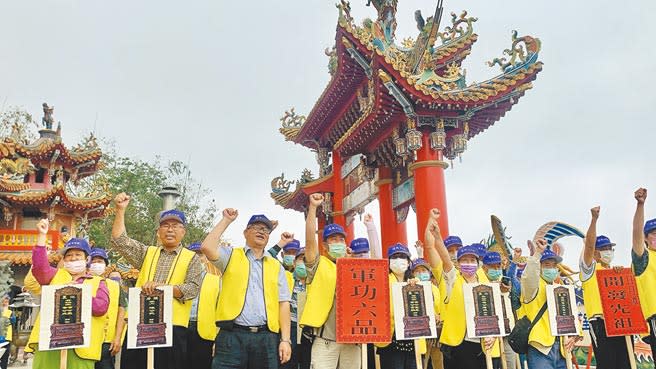 日據時代強制無償徵收土地建日月潭水庫，後代子孫19日在龍鳳宮迎祖先返鄉。（廖志晃攝）