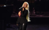 Christina Aguilera canta "Camaleón" en la gala en honor a Rubén Blades como Persona del Año de la Academia Latina de la Grabación, el miércoles 17 de noviembre de 2021 en el hotel y casino Mandalay Bay en Las Vegas. (AP Foto/Chris Pizzello)