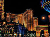 <p>Le<em> Paris Las Vegas Hotel & Casino</em> est à la dixième place du classement. Les fameuses répliques de la Tour Eiffel et de l’Arc de Triomphe se trouvent autour de cet hôtel.<br> Crédit photo : Instagram @piro56 </p>