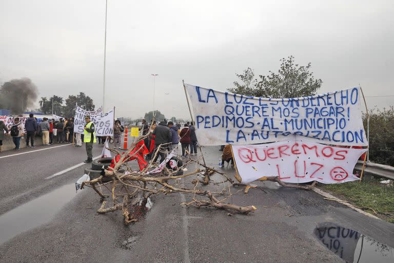 Los vecinos piden que les den luz, aseguran que pagarán por ella, y piden que se urbanice la zona donde viven