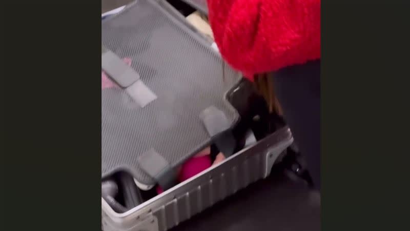 阿曼達打開行李箱把按摩棒關機。（圖／翻攝自IG）