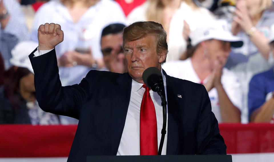 El presidente Donald Trump levanta un puño al concluir su mitin en Panama City Beach, Florida, el miércoles 8 de mayo de 2019. (AP Foto/Gerald Herbert)