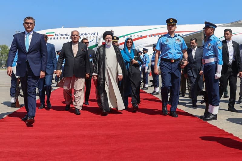 Iranian President Ebrahim Raisi (C) arrives in Islamabad. -/Iranian Presidency/dpa