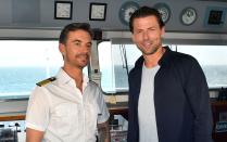 <p>Prominenter Besuch auf dem Traumschiff: Der ehemalige Nationaltorwart Roman Weidenfeller (rechts) besuchte Anfang 2020 Kapitän Max Parger (Florian Silbereisen) auf der Brücke des Schiffs. Nachhaltig aufmerksam machte der Ex-BVB-Schlussmann bei seinem Auftritt während eines Benefiz-Torwandschießens allerdings nicht. (Bild: ZDF / Dirk Bartling)</p> 