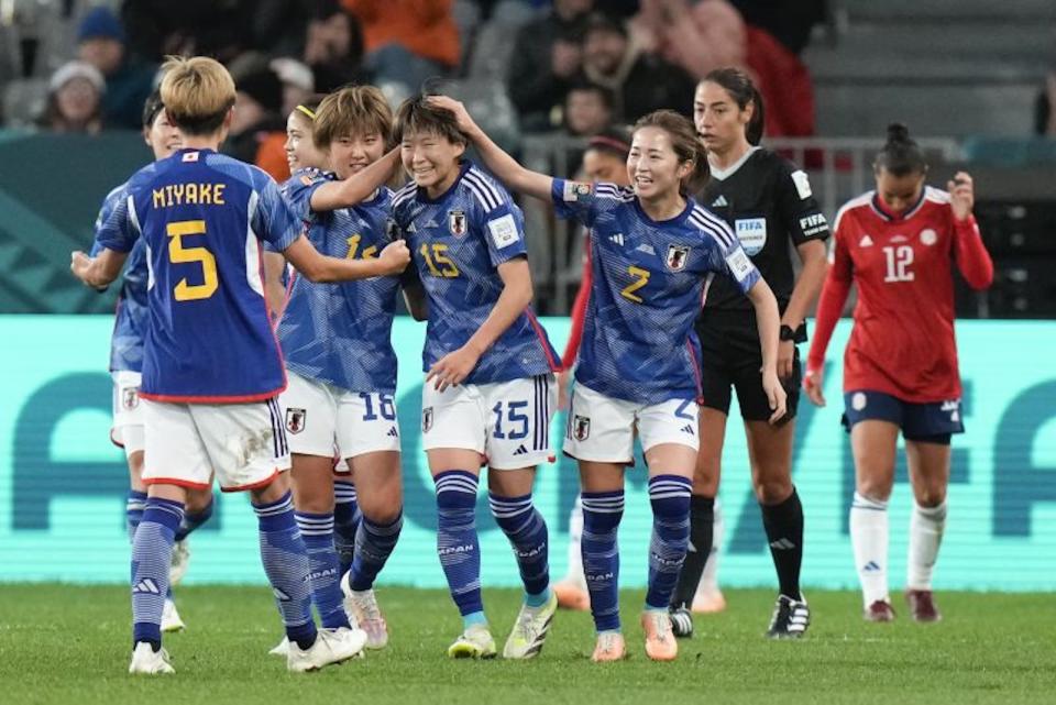 Aoba Fujino (centro) es felicitada por sus compañeras de equipo luego de marcar el segundo gol de Japón contra Costa Rica en la Copa Mundial Femenina. (Crédito: Alessandra Tarantino/AP)