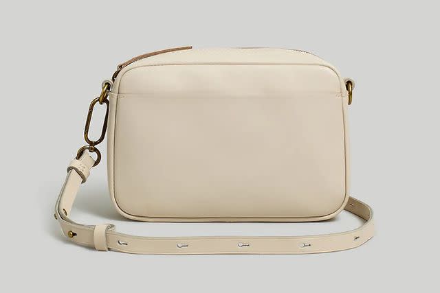 Mindy Kaling's Practical Hands-Free Bag Has a Chain Strap