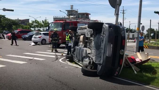 車子零件都散落一地。（圖／民視新聞）