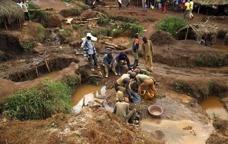 Artisanal gold miners pan sediment for gold at an illegal mine-pit in Walungu territory of South Kivu province near Bukavu, in this April 5, 2014 file photo. REUTERS/Kenny Katombe/Files