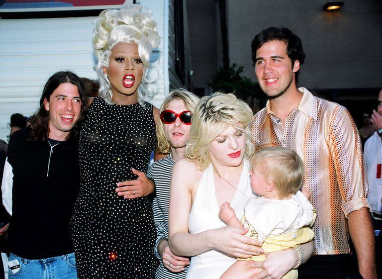 Una postal de los MTV Video Music Awards de 1993. En la foto, RuPaul (segunda desde la izquierda) junto a Dave Grohl, Kurt Cobain y Krist Novoselic, de Nirvana; en primer plano, Courtney Love con Frances Bean Cobain en brazos