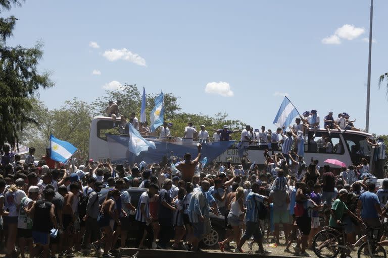 Una multitud salió a las calles para saludar a los campeones del mundo

  20/12/2022