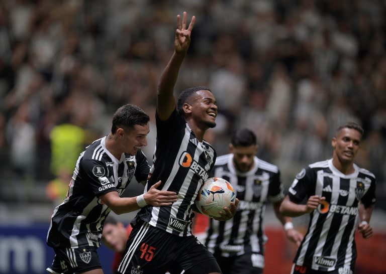 Alisson Santana (C) del Atlético Mineiro celebra con sus compañeros de equipo tras anotar en duelo ante Caracas FC por Copa Libertadores en Belo Horizonte el 28 de mayo de 2024. (DOUGLAS MAGNO)