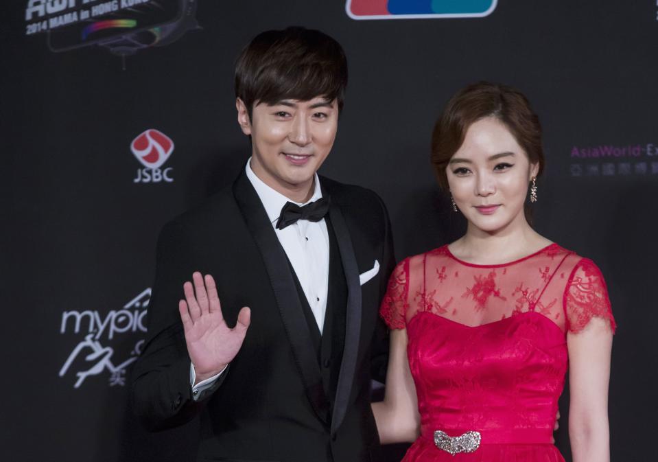 Chinese actor Gao Ziqi and his wife South Korean actress Park Chae-rim pose on the red carpet as they attend the 2014 Mnet Asian Music Awards (MAMA) in Hong Kong