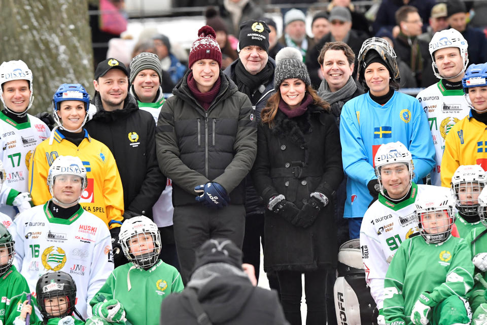 <p>Auch beim Abschlussfoto mit dem Eishockey-Verein Hammarby zeigte das royale Paar äußerst gute Laune – genauso wie die Spielerinnen und Spieler, die mit aufs Foto durften. (Bild: Reuters) </p>