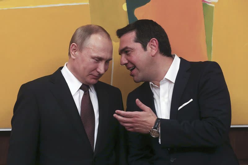 Vladimir Poutine et Alexis Tsipras à Athènes. Le président russe a déclaré vendredi soir qu'il n'y aurait aucune discussion sur le statut de la Crimée, la péninsule ukrainienne annexée par Moscou en mars 2014. Le Premier ministre grec a estimé lors d'une conférence de presse commune que les sanctions imposées à la Russie n'étaient pas productives. /Photo prise le 27 mai 2016/REUTERS/Orestis Panagiotou/Pool