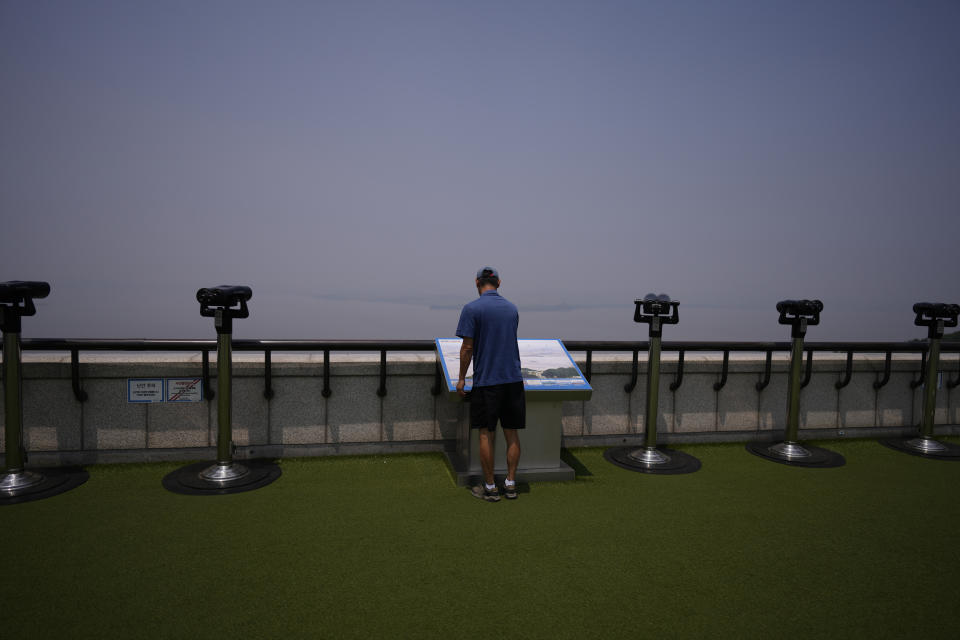 Un visitante mira el mapa del lado norcoreano desde el observatorio de unificación, el martes 11 de junio de 2024, en Paju, Corea del Sur. (AP Foto/Lee Jin-man)