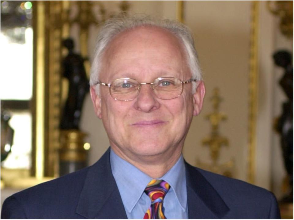 Dickie Arbiter, former press secretary to Queen Elizabeth II, at Buckingham Palace 2002 (PA Images)