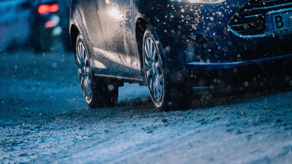 Um die Autobatterie zu schonen, sollte man im Winter auf unnötige Kurzfahrten verzichten. (Bild: dpa)