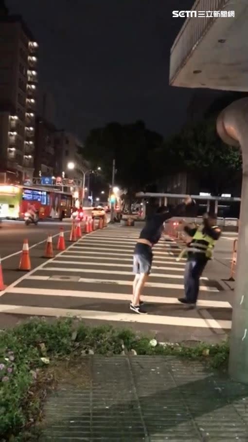 趙駿亞動手推員警。（圖／翻攝畫面）