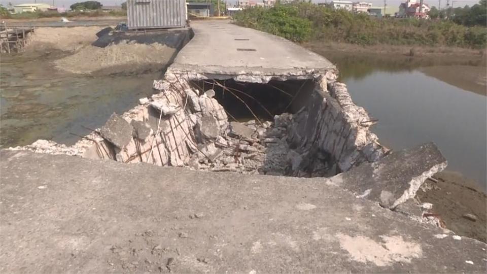 高雄產業道路路面塌陷大貨車險翻落魚塭　駕駛嚇壞不敢動彈