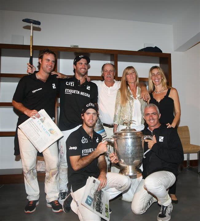 Gonzalo (h.), Facundo y Gonzalo Pieres, Cecilia Rodríguez Piola y Tatiana Pieres (arriba), y Nicolás Pieres y Mariano Aguerre (abajo)