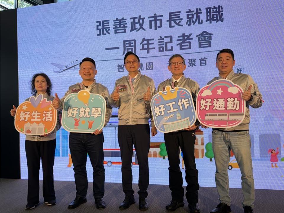 桃園市長張善政就職滿周年，他和市府團隊全換上科技未來感的太空裝，盤點今年完成的156項政見，並預告明年的179項政策