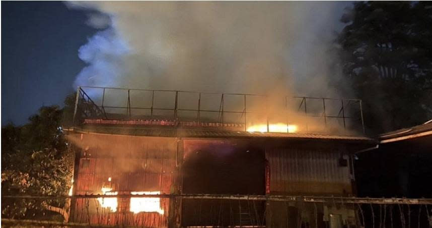 彰化員林1間鐵皮工廠發生火警，救援人員火速在30分鐘撲滅惡火，且無人傷亡。（圖／翻攝畫面）