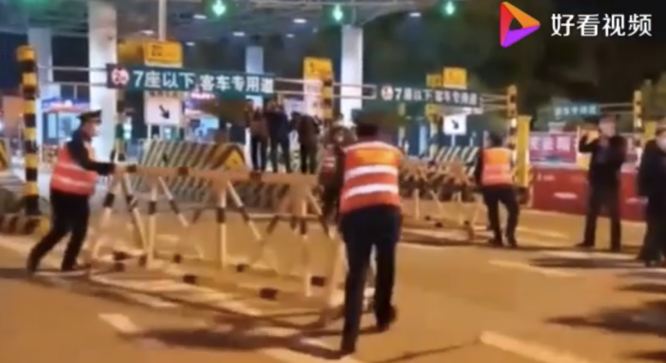 Authorities remove blockards at toll booths. Source: Baidu