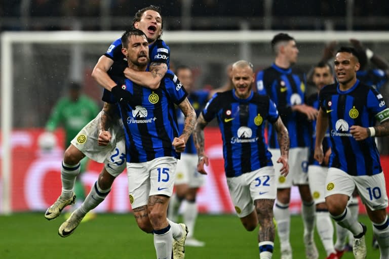 Le défenseur de l'Inter Milan Francesco Acerbi célébre avec ses coéquipiers l'ouverture du score contre l'AC Milan le 22 avril 2024 à San Siro (GABRIEL BOUYS)