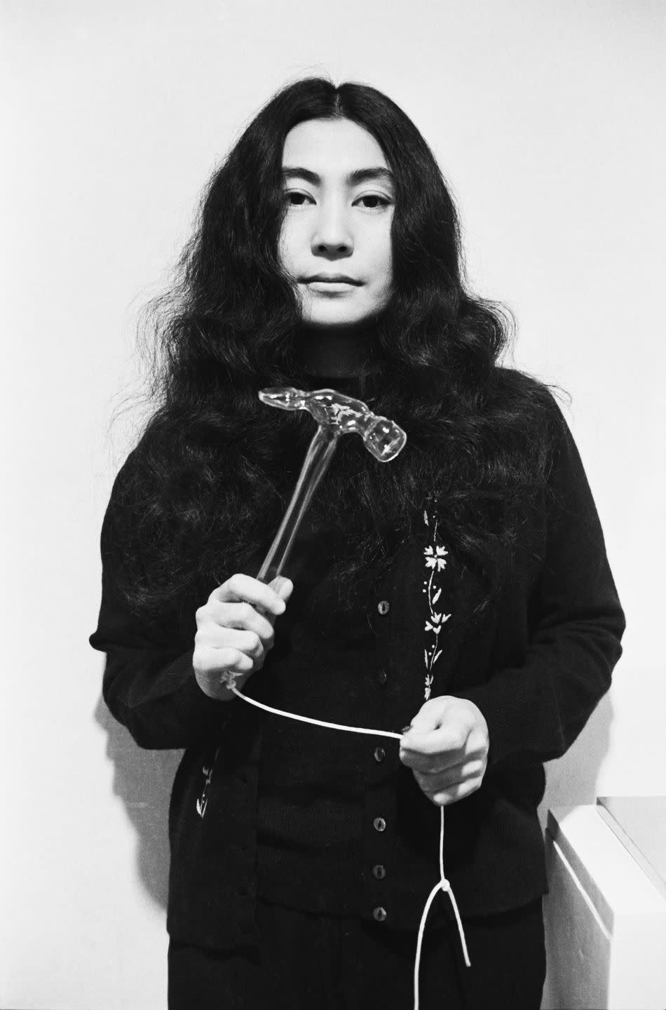 yoko ono with glass hammer 1967