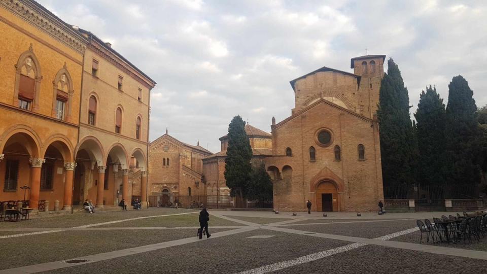 A beautiful basilica in the center of Bologna (ES)