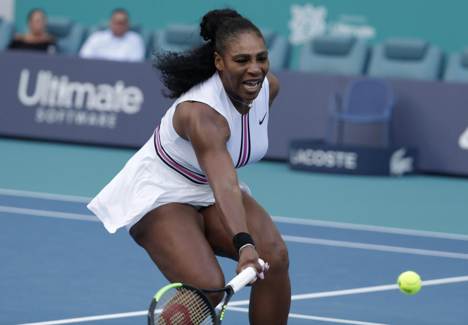 Serena Williams devuelve un tiro de Rebecca Peterson, de Suecia, durante el Abierto de Miami de tenis, el viernes 22 de marzo de 2019, en Miami Gardens, Florida. (AP Foto/Lynne Sladky)