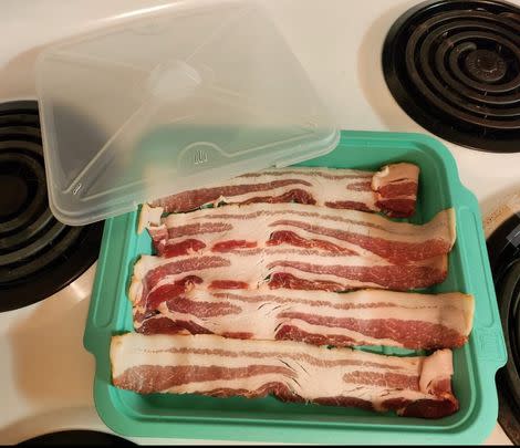 A microwave bacon cooker