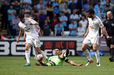 Britain Soccer Football - Swansea City v Manchester City - Barclays Premier League - Liberty Stadium - 15/5/16 Manchester City's Sergio Aguero in action with Swansea's Jack Cork Reuters / Rebecca Naden Livepic EDITORIAL USE ONLY. No use with unauthorized audio, video, data, fixture lists, club/league logos or "live" services. Online in-match use limited to 45 images, no video emulation. No use in betting, games or single club/league/player publications. Please contact your account representative for further details.