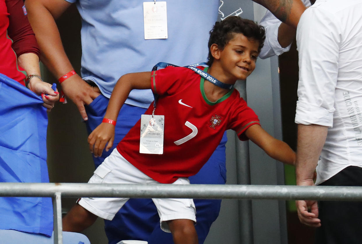 Cristiano Jr., hijo de la estrella del Manchester United Cristiano Ronaldo, durante un partido de la Eurocopa 2016. (Foto: Reuters)