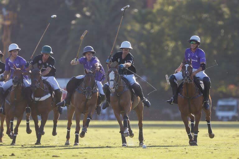 Gonza Pieres corre con marca de Jerónimo Del Carril, que fue la figura del lindo partido que protagonizaron La Ensenada y Ellerstina en el segundo turno.