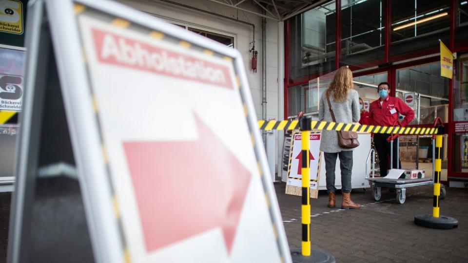 Eine Kundin nimmt an der Abholstation eines Toom-Baumarkts in Grevenbroich ihre vorab über das Internet bestellten Waren in Empfang.