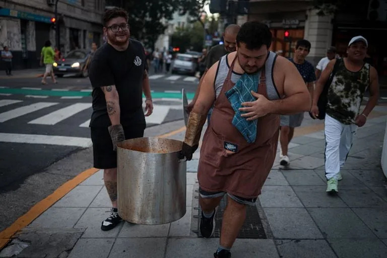 Una olla para compartir la comida en la larga espera del primer mensaje  presidencial para abrir las sesiones ordinarias del Congreso